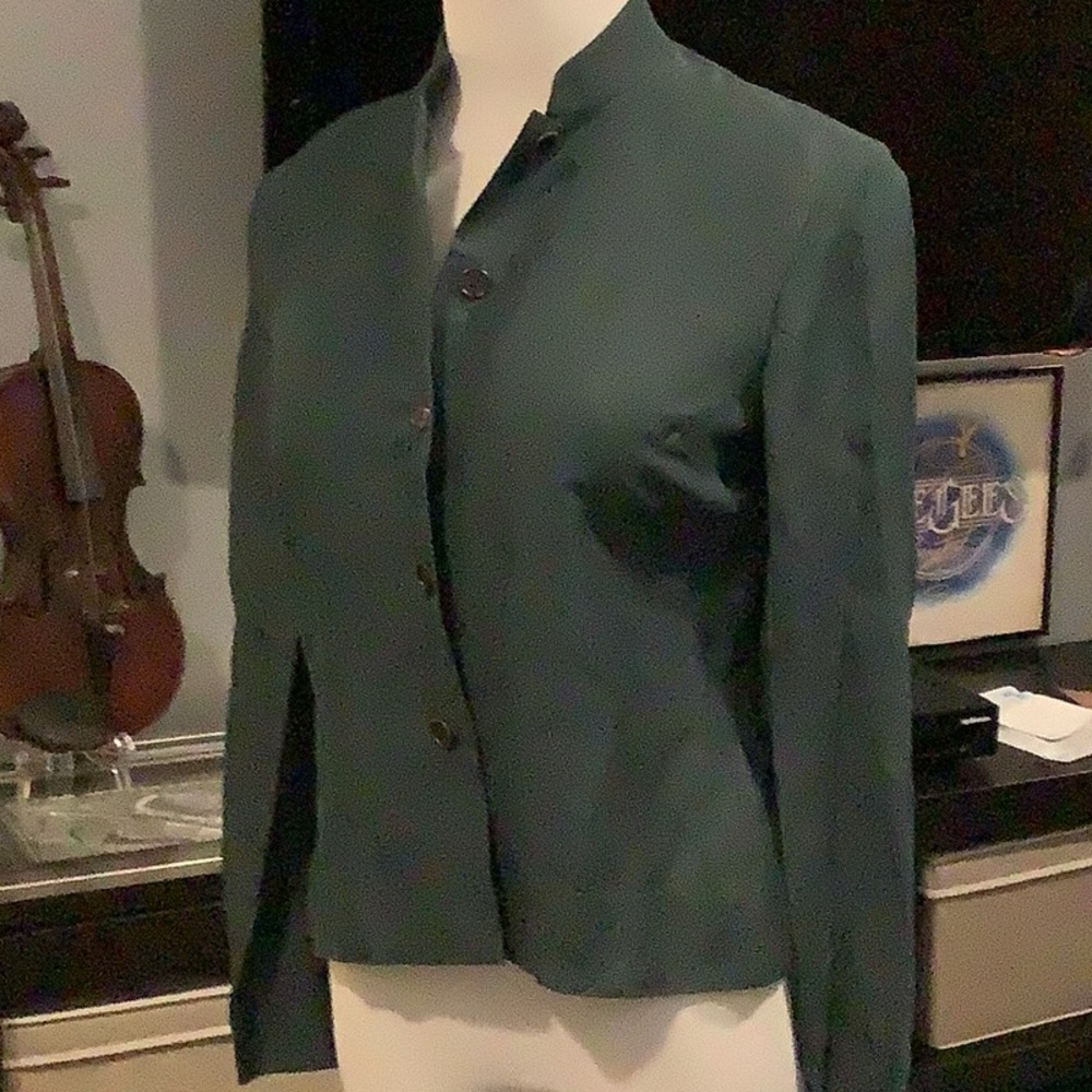 Beautiful NWT Emanuel size 6 blouse